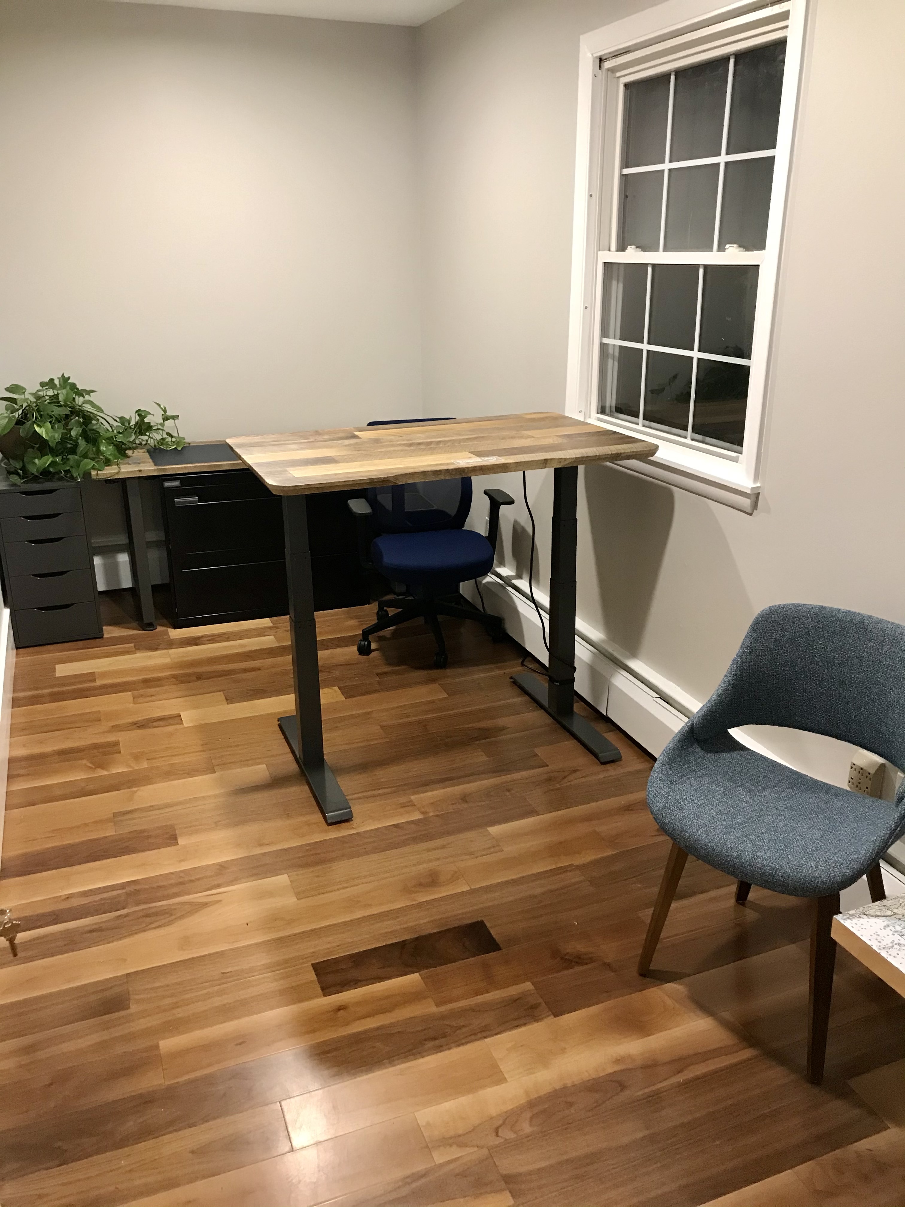 Sit-stand workstation